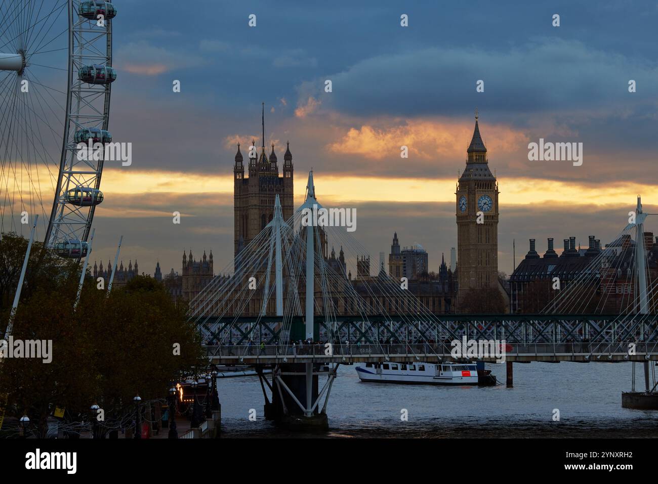 Vue depuis Waterloo Bridge du London Eye, Hungerford et Golden Jubilee Bridges et les maisons du Parlimament au coucher du soleil., Londres, Angleterre, Royaume-Uni Banque D'Images