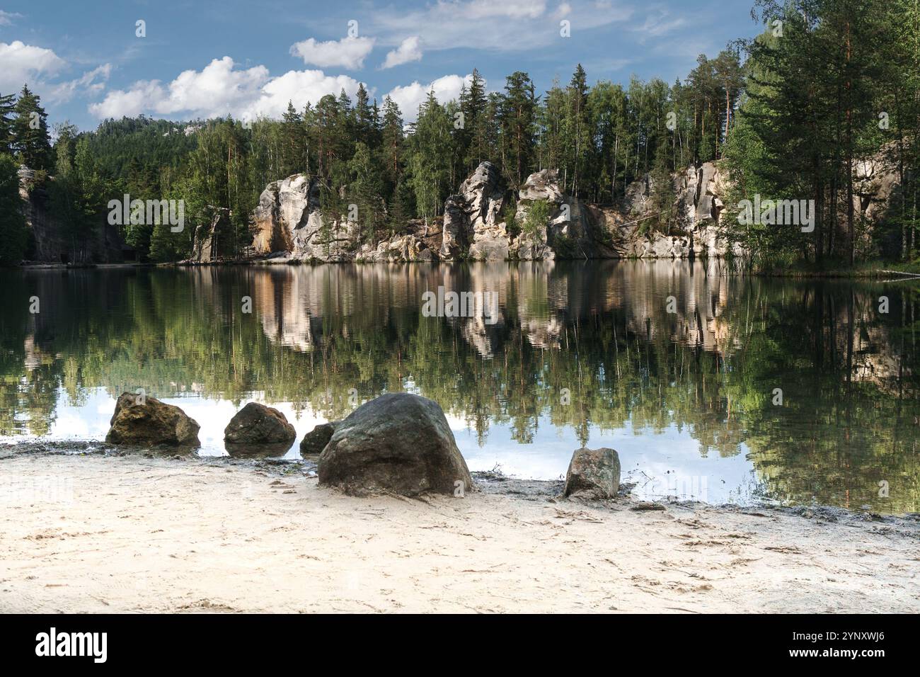 Formations rocheuses spectaculaires et forêt reflétées dans un lac rural, Adrspach, Hradec Kralove, République tchèque Banque D'Images