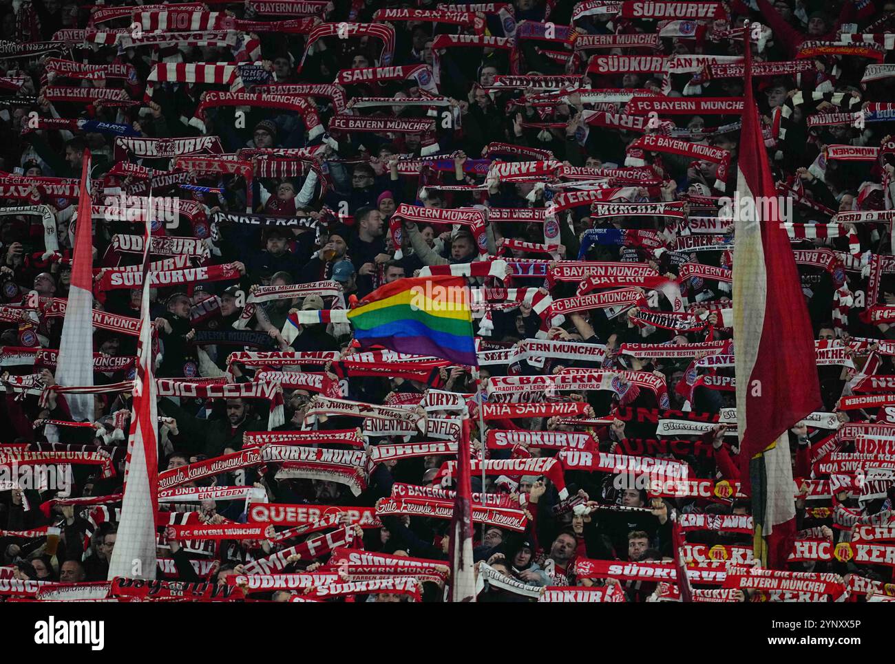 Allianz Areana, Munich, Allemagne. 26 novembre 2024. Les fans du Bayern Munich lors d'un match de la Ligue des Champions match 5, le FC Bayern Munich contre le Paris Saint-Germain, à Allianz Areana, Munich, Allemagne. Ulrik Pedersen/CSM/Alamy Live News Banque D'Images