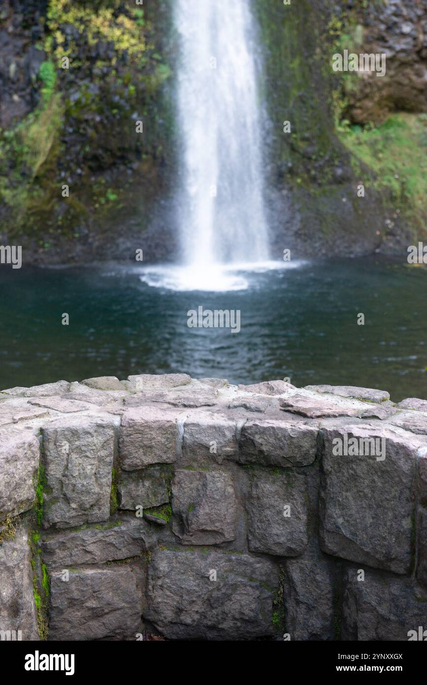 Mur de pierre devant Horsetail Falls sur Horsetail Creek, comté de Multnomah, Oregon, États-Unis Banque D'Images