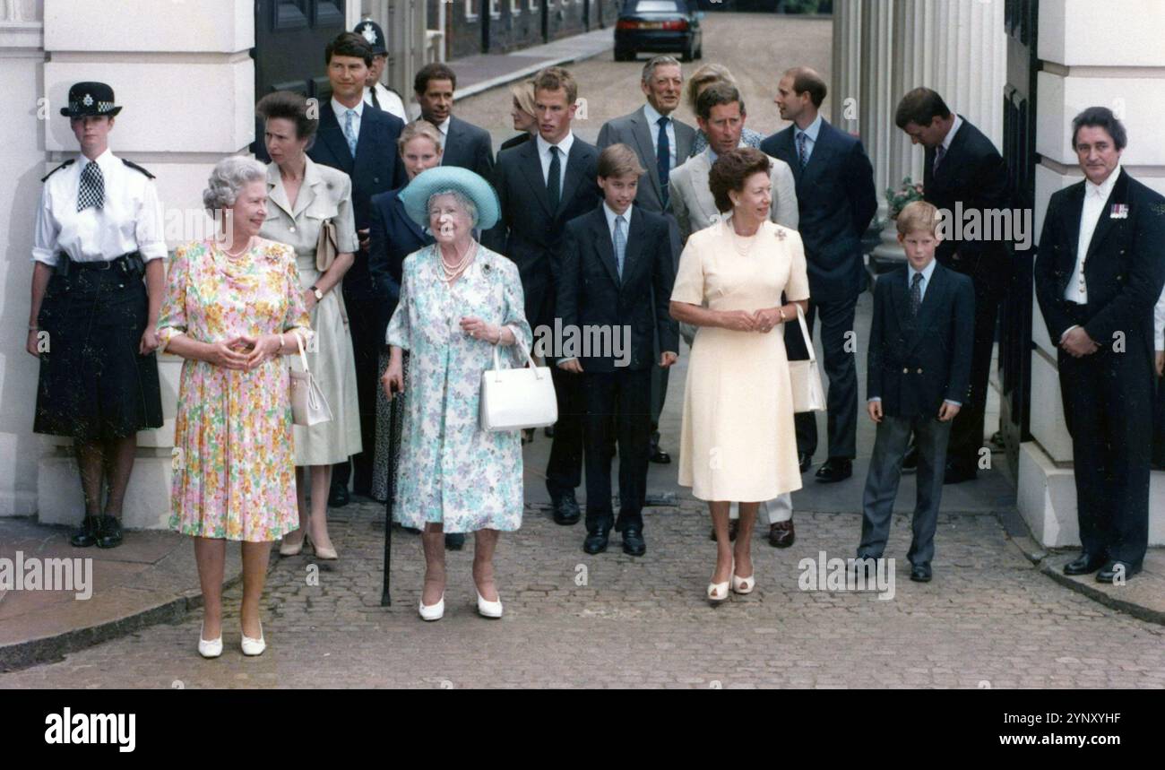 4 Agosto 1994 Londra Archivio Storico Olycom/Lapresse Elizabeth Angela Marguerite Bowes-Lyon (Londra, 4 agosto 1900 - Windsor, 30 marzo 2002), moglie di re Giorgio VI, fu regina consorte del Regno Unito dal 1936 al 1952, ultima regina consorte d'Irlanda e imperatrice consorte d'India. ERA la madre della regina Elisabetta II e della principessa Margaret e la nonna del re Carlo III. Nella Foto : Regina madre e Sue figlie principessa Margaret, principessa Elisabetta II e suoi nipotini principe Harry, principe William e principessa Zara Anne Elizabeth Tindall il giorno del 94° completanno della regi Banque D'Images