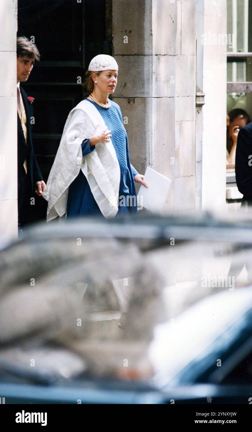 14 Luglio 1994 Londra Archivio Storico Olycom/Lapresse Lady Helen Marina Lucy Taylor (nata Windsor ; nata il 28 aprile 1964) è un membro della famiglia reale britannica. È la figlia del principe Edoardo, duca di Kent, e Katharine, duchessa di Kent, e pronipote di Giorgio V. attualmente è 47esima nella linea di succesone al trono britannico. Nella Foto : Helen Marina Lucy Taylor figlia della duchessa di Kent con suo marito Timothy Taylor il giorno del matrimonio di Lady Sarah Armstrong Jones photo : Helen Marina Lucy Taylor fille de la duchesse de Kent avec son mari Timothy Taylor sur t Banque D'Images