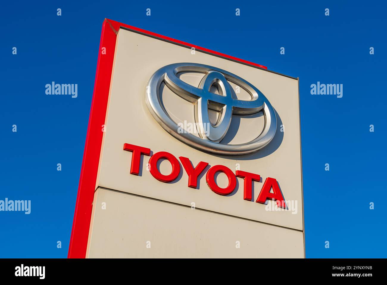 Tamworth, Royaume-Uni – 11 avril 2024 : signalisation externe chez un concessionnaire Toyota Banque D'Images