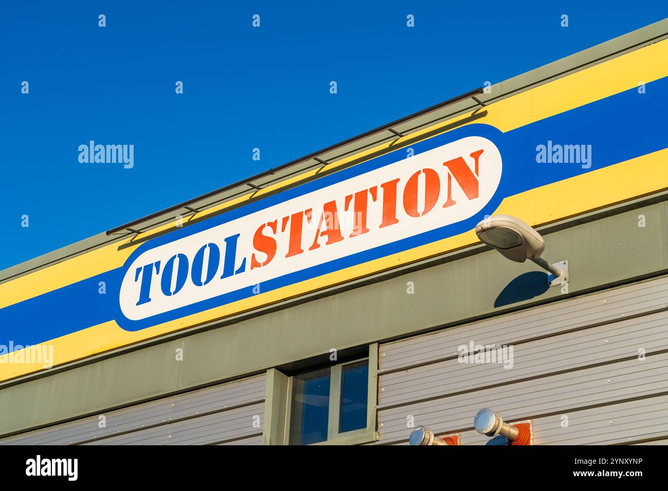 Tamworth, Royaume-Uni – 26 novembre 2024 : signalétique externe de Toolstation, un détaillant d'outils et de fournitures de construction au Royaume-Uni Banque D'Images