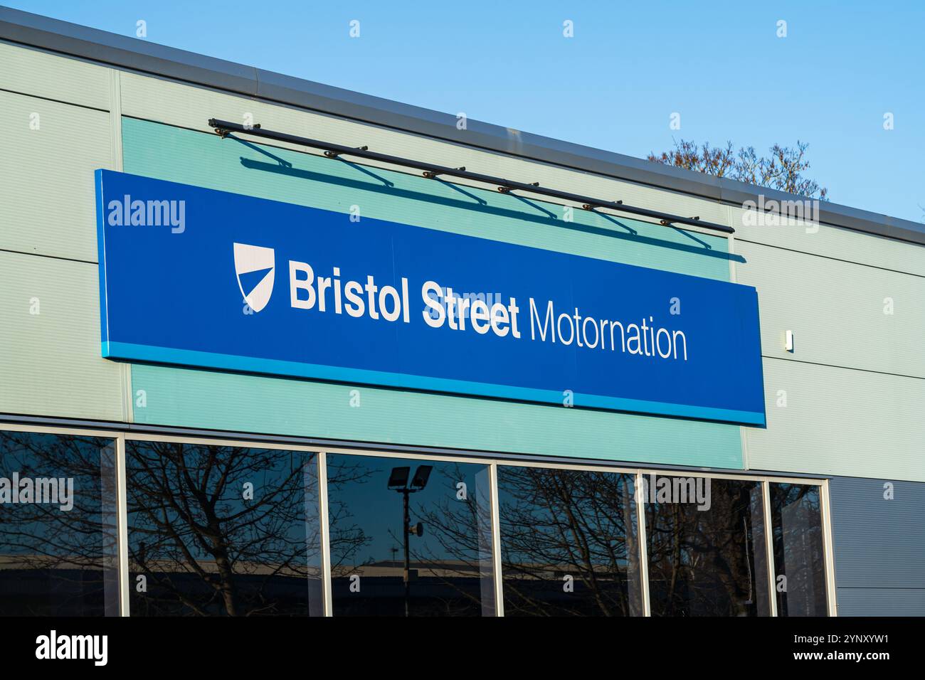 Tamworth, Royaume-Uni – 26 novembre 2024 : signalisation externe de Bristol Street Motors, un concessionnaire de voitures d'occasion à l'extérieur du showroom Banque D'Images