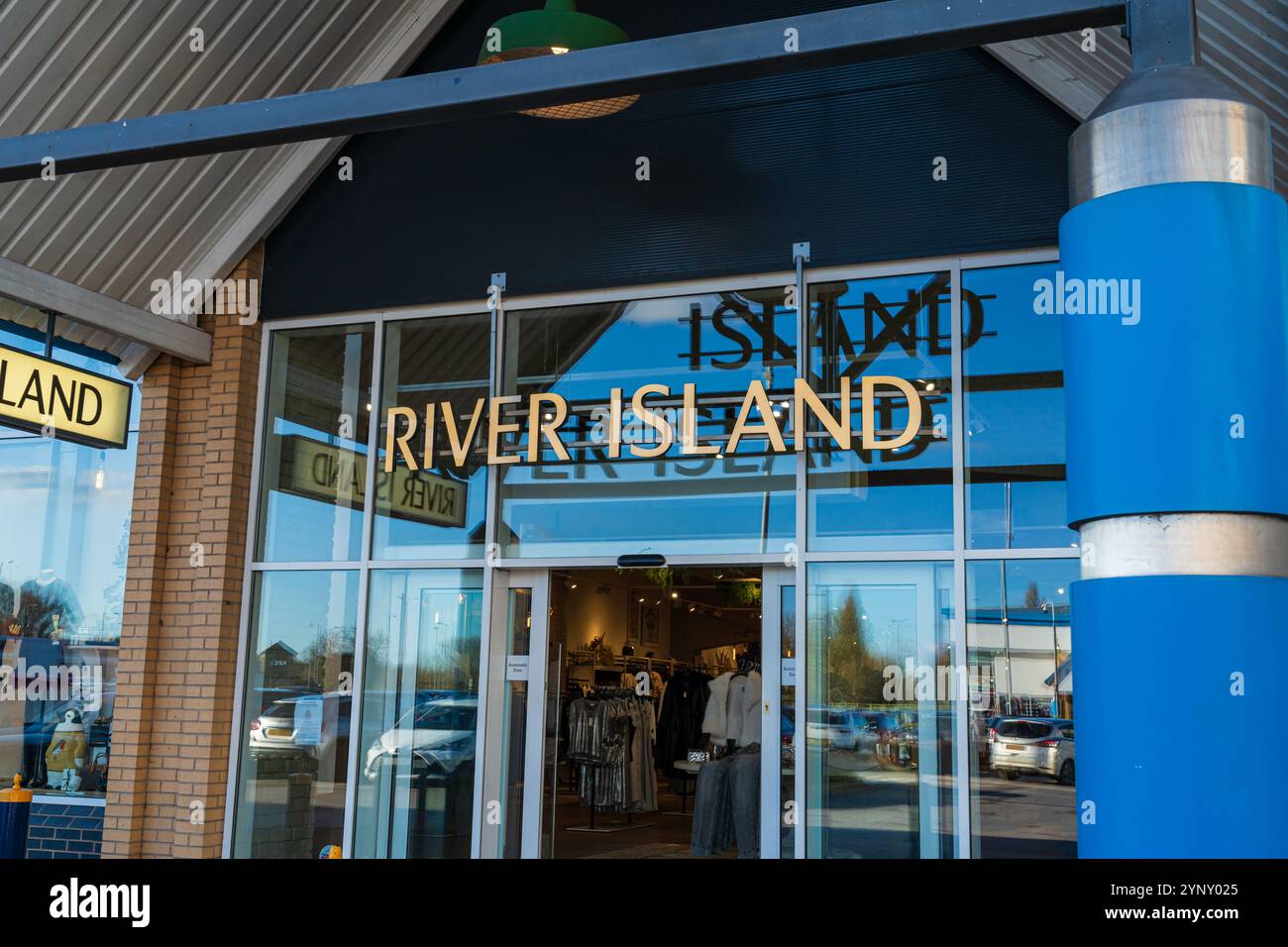 Tamworth, Royaume-Uni – 26 novembre 2024 : façade du magasin River Island à Tamworth, Royaume-Uni, un détaillant de mode basé en Grande-Bretagne Banque D'Images