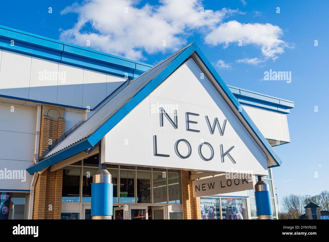 Tamworth, Royaume-Uni – 26 novembre 2024 : signalisation frontale et logo de New look, détaillant de mode multinational britannique, à Tamworth, Royaume-Uni Banque D'Images