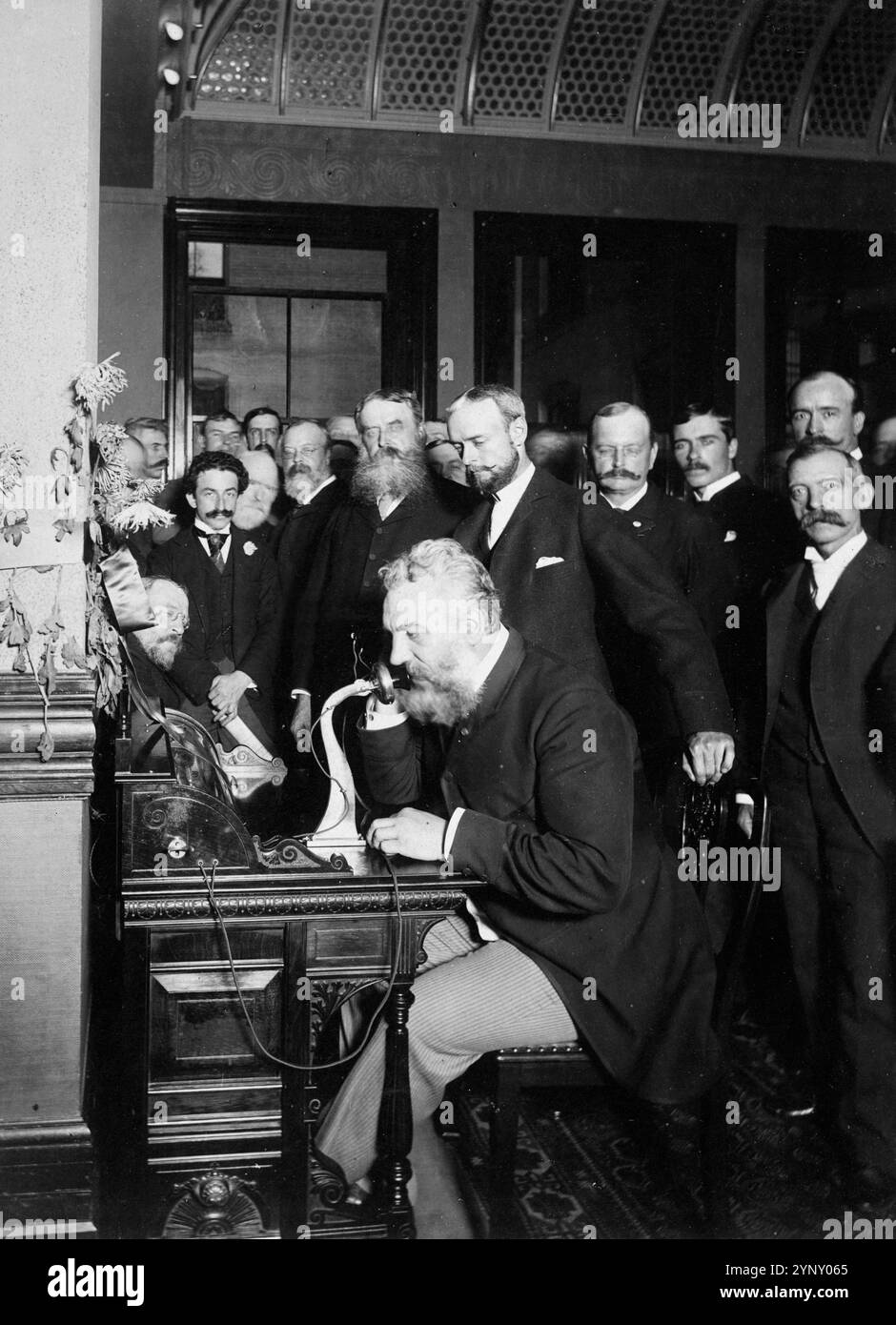 Alexander Graham Bell au téléphone lors de l'ouverture de la première ligne téléphonique New York – Chicago, le 18 octobre 1892 Banque D'Images