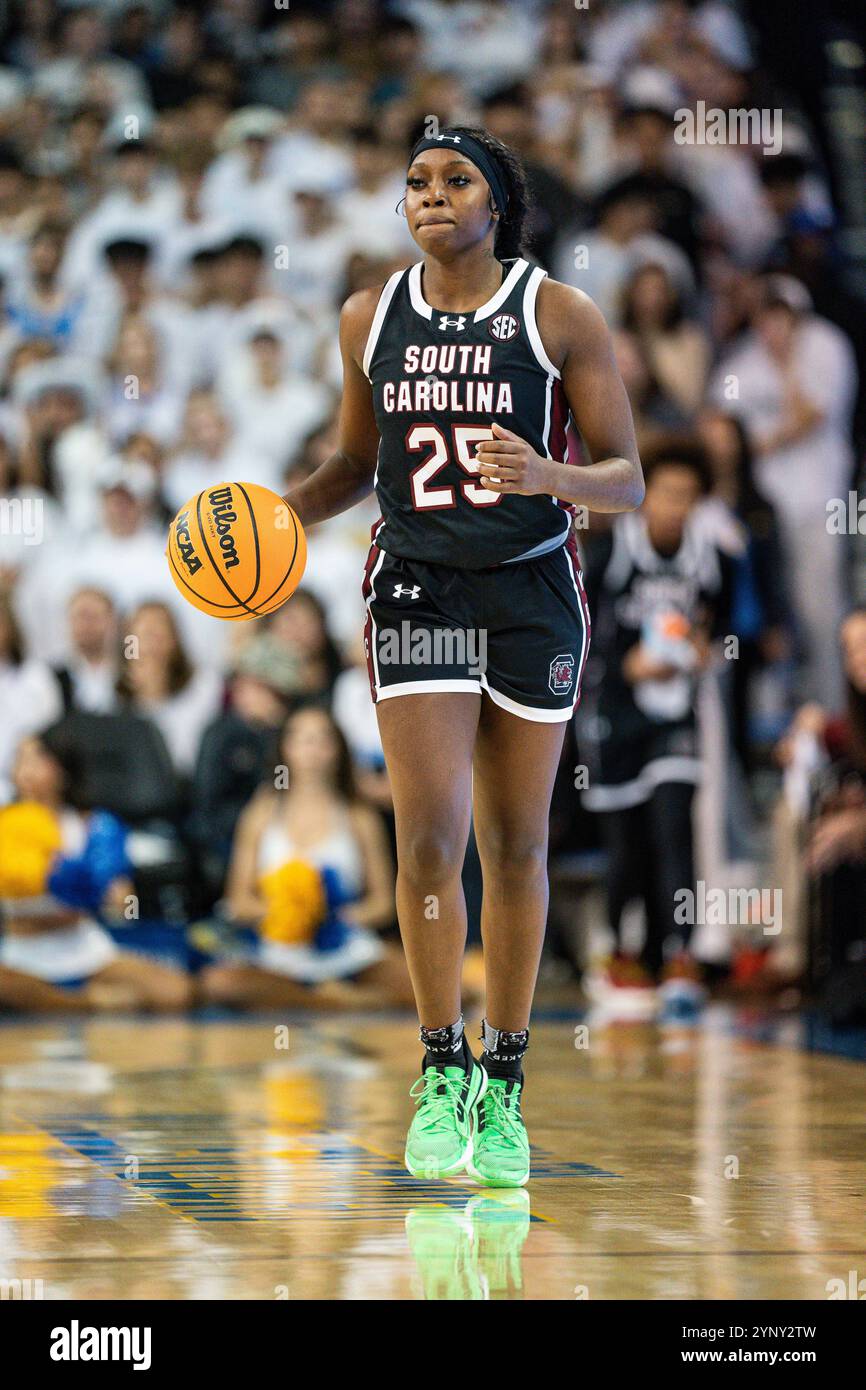 Les Gamecocks de Caroline du Sud gardent Raven Johnson (25 ans) lors d’un match de basketball féminin de la NCAA contre les Bruins de l’UCLA, samedi 24 novembre 2024, à Paule Banque D'Images