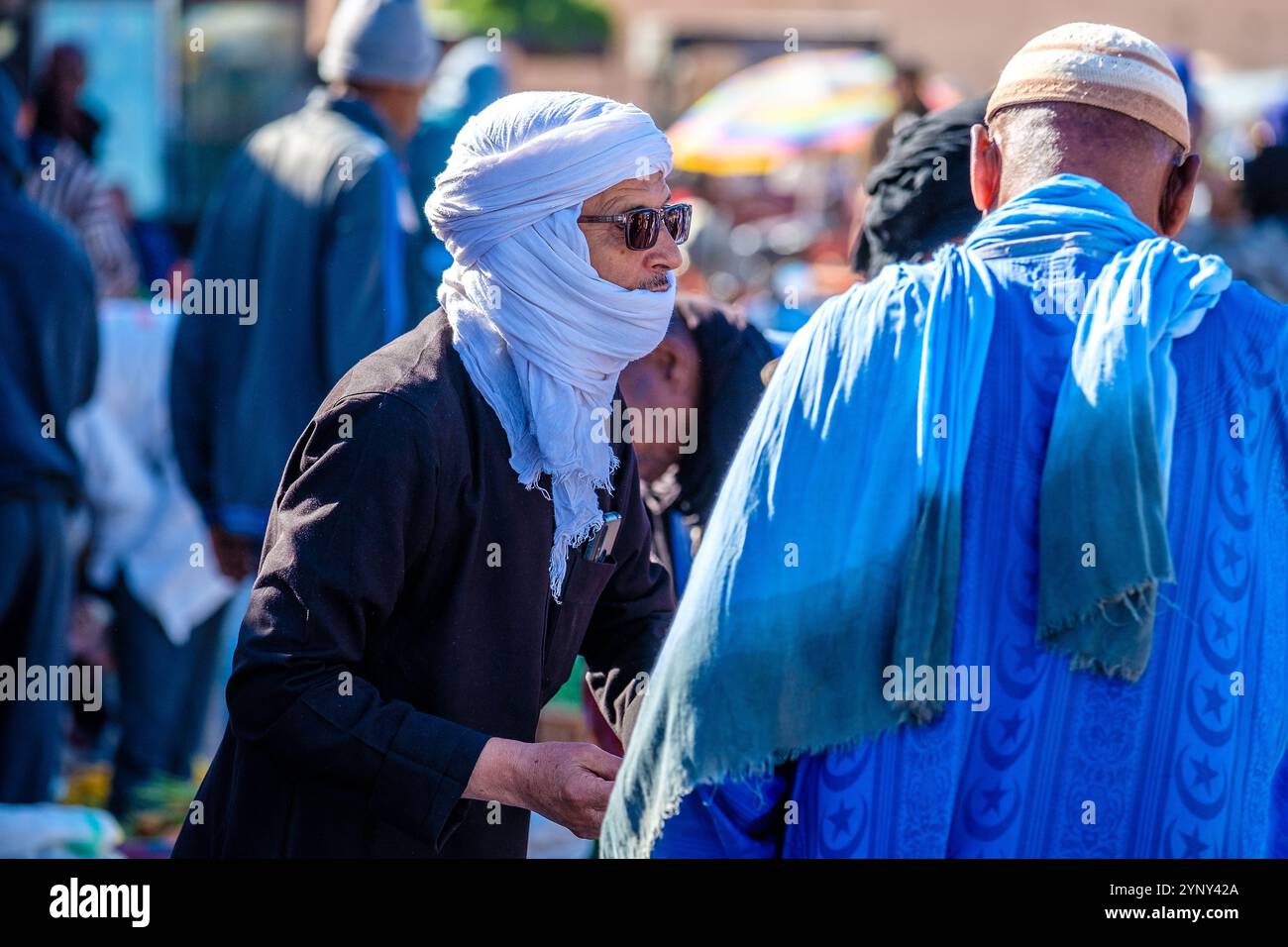Berbères marocains dans un souk ( marché ) dans la région anti-atlas du Maroc Banque D'Images