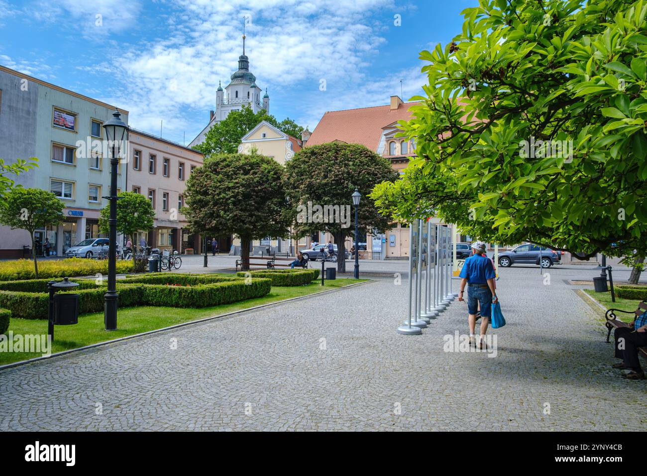 Scène quotidienne sur le Ring (Rynek), la place du marché dans la ville haute-Silésie de Kluczbork, Powiat Kluczborski, Voïvodie Opole, Pologne. Banque D'Images