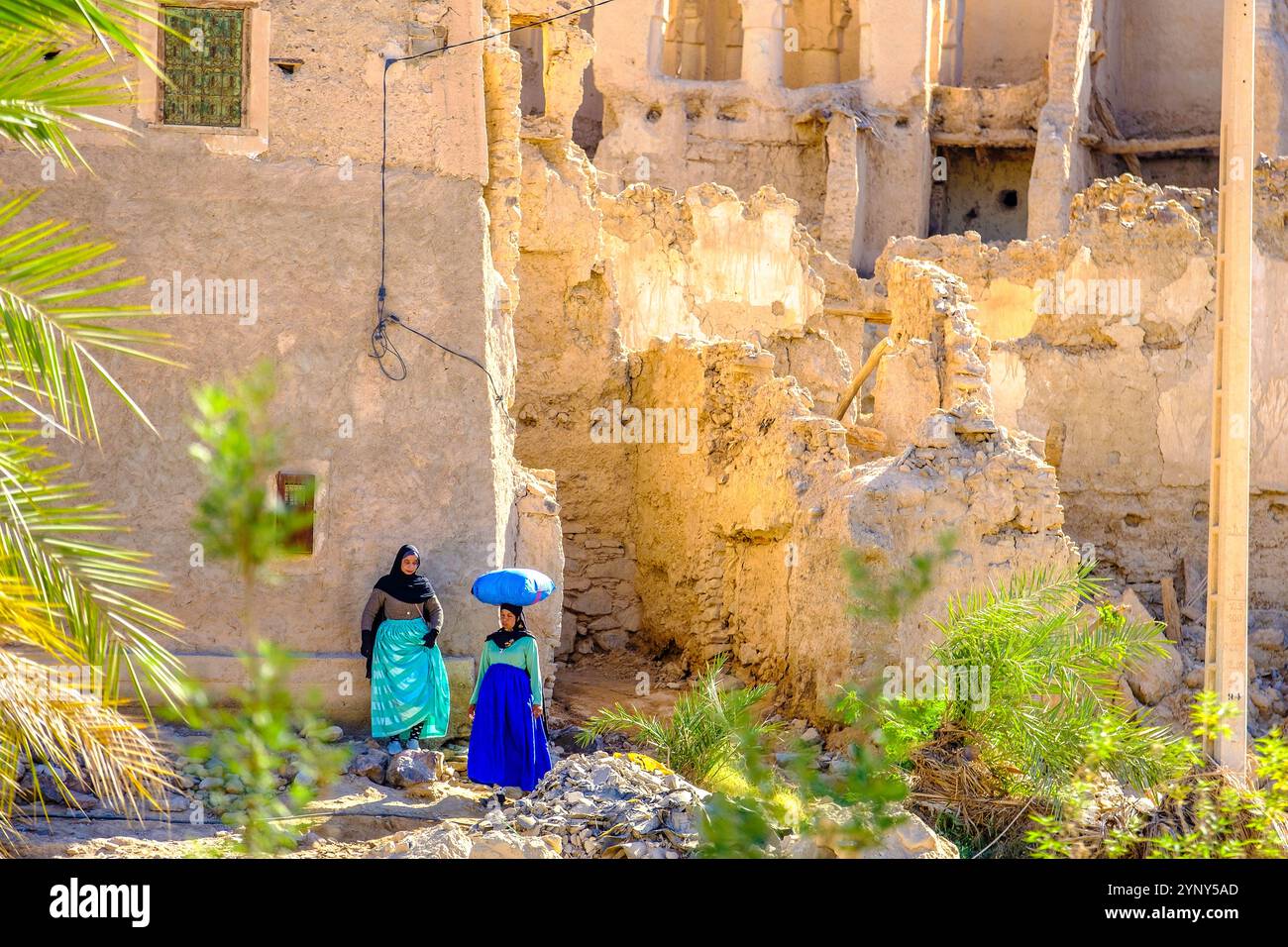 Deux marocaines dans un village de la région du Sahara Occidental au Maroc Banque D'Images