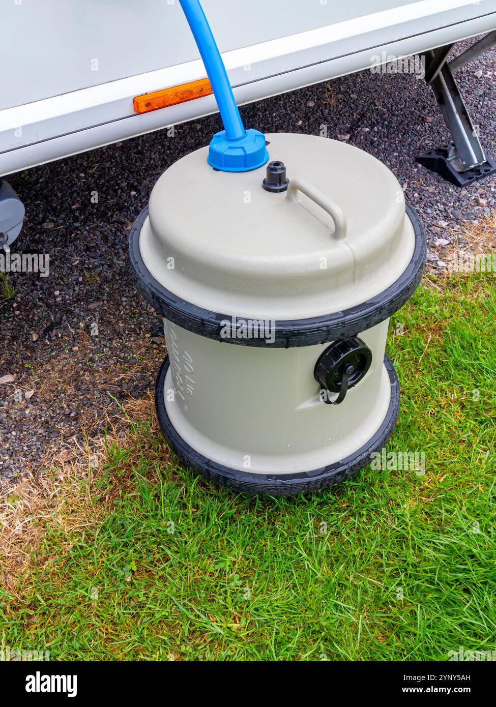 Système d'alimentation en eau Aqua Roll connecté à une caravane de tourisme sur un site de caravane avec tuyau Truma et pompe. Banque D'Images