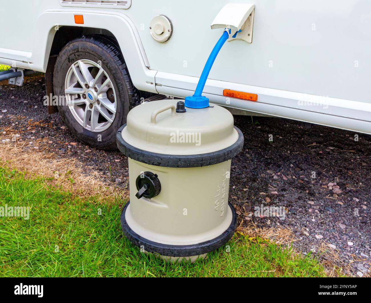 Système d'alimentation en eau Aqua Roll connecté à une caravane de tourisme sur un site de caravane avec tuyau Truma et pompe. Banque D'Images