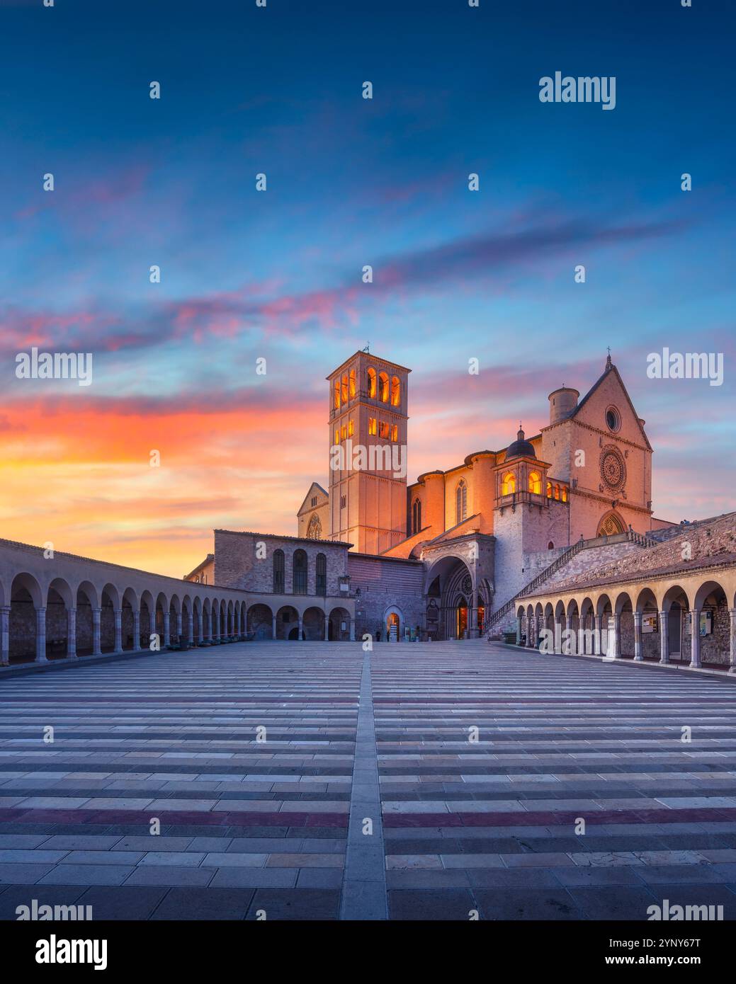 Assise, San Francesco ou église Saint François Basilique au coucher du soleil. Province de Pérouse, région Ombrie, Italie, Europe. Banque D'Images