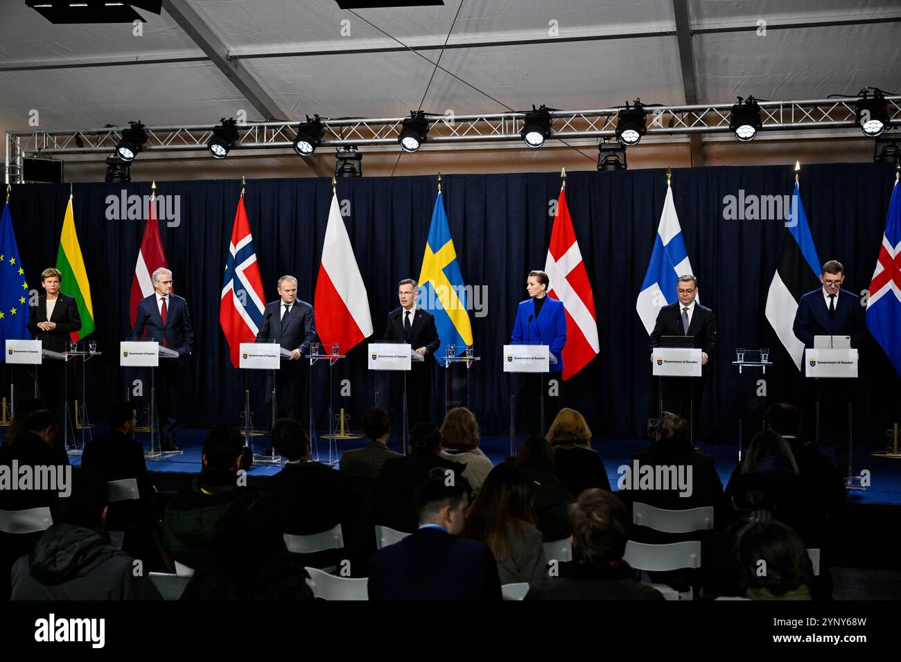 Flen, Suède. 27 novembre 2024. FLEN, SUÈDE 20241127Du gauche : le ministre letton des Affaires étrangères Baiba Braže, le premier ministre norvégien Jonas Gahr Støre, le premier ministre polonais Donald Tusk, le premier ministre suédois Ulf Kristersson, le premier ministre danois mette Frederiksen, le premier ministre finlandais Petteri Orpo et le premier ministre estonien Kristen Michal lors du sommet de mercredi à Harpsund, Suède, le 27 novembre 2024. Photo : Henrik Montgomery/TT/Code 10060 crédit : TT News Agency/Alamy Live News Banque D'Images