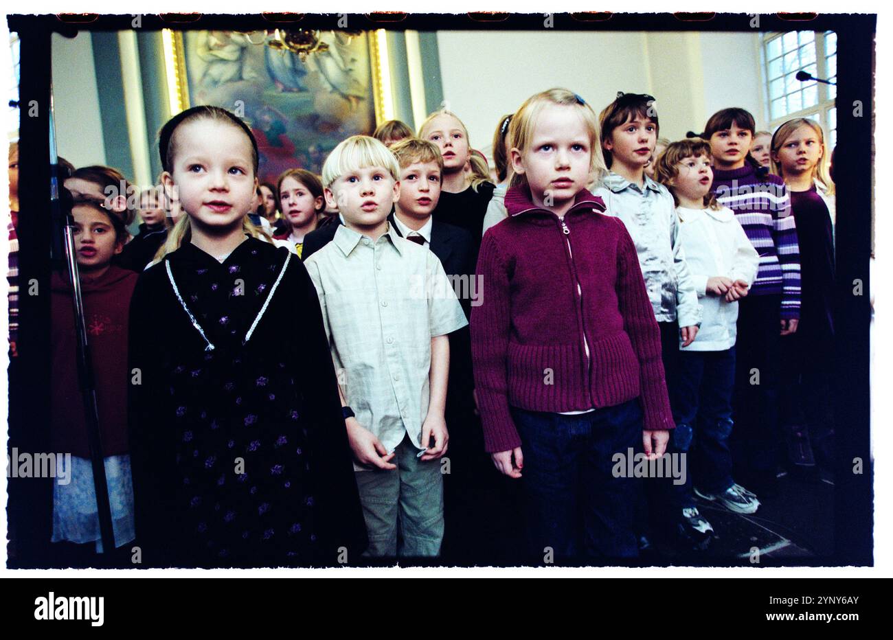 Près d’un millier de personnes se sont rassemblées samedi à l’église de Vimmerby, Vimmerby, en Suède, pour honorer la mémoire d’Astrid Lindgren. Après les vacances, ils sont allés dans une procession aux flambeaux à sa maison d'enfance. Banque D'Images