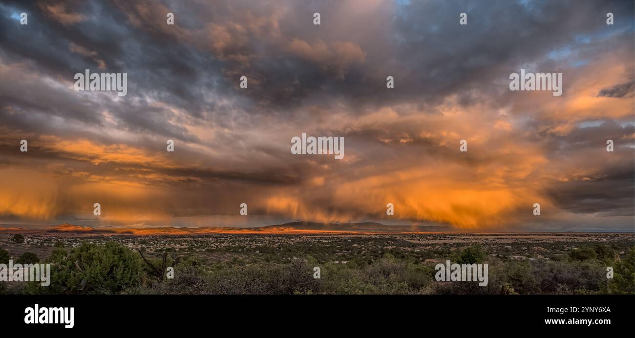 Tempête d'automne approchant la vallée de Chino au coucher du soleil, Arizona, États-Unis Banque D'Images
