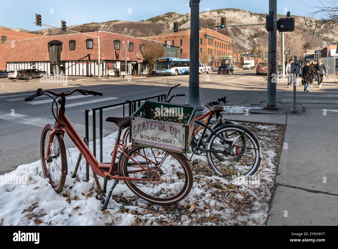 Vélo de livraison de nourriture rouge pour le restaurant Grateful Deli sur main Street, Clark's Pharmacy et Hôtel Jerome dans le b.g, Aspen, Colorado, États-Unis. Banque D'Images