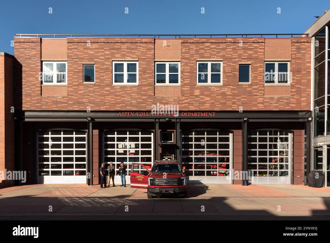 Façade du service d'incendie d'Aspen et du service d'incendie volontaire sur Hopkins Avenue, Aspen, Colorado, États-Unis. Banque D'Images
