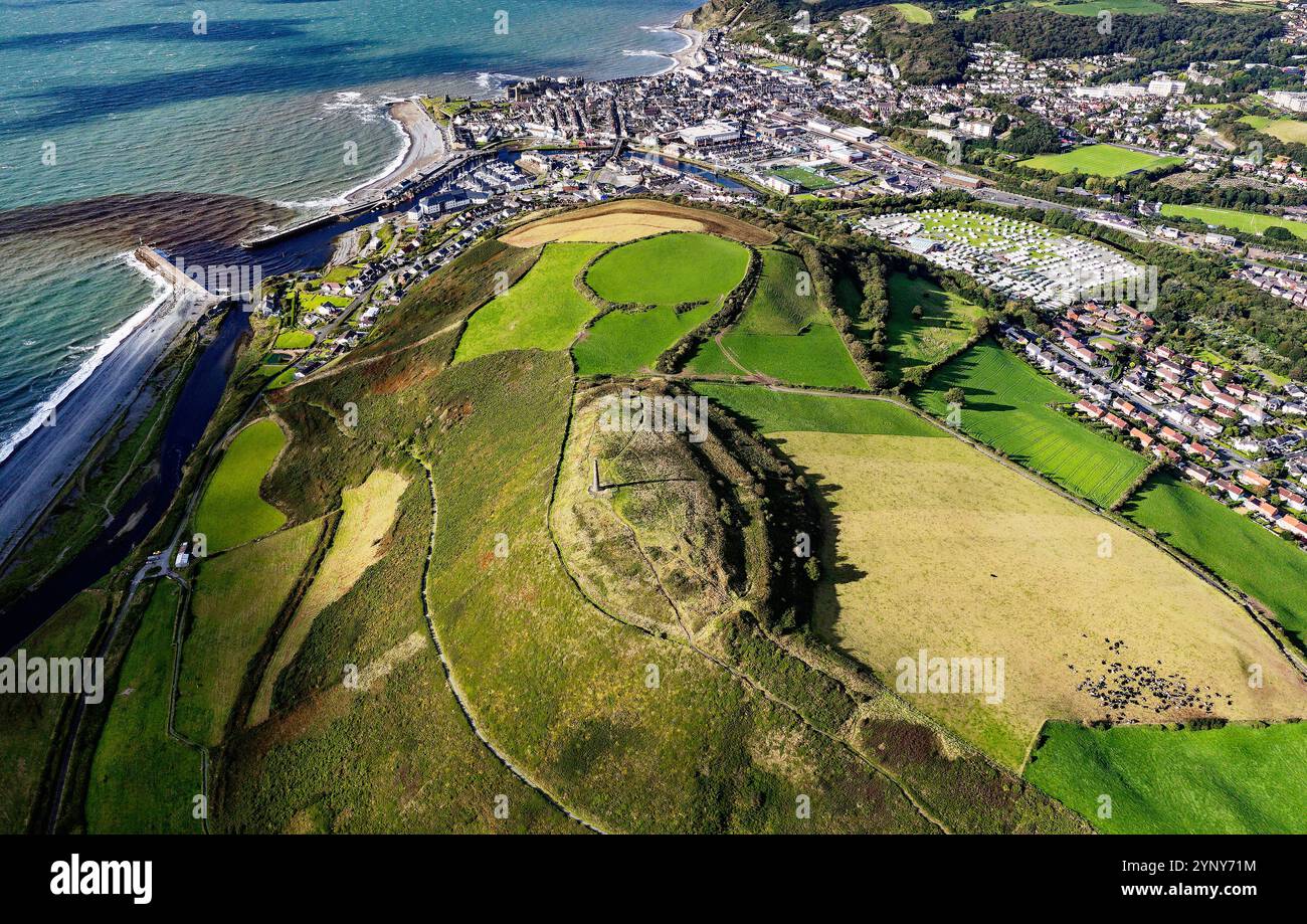 Âge du fer celtique multi-phase Hillfort remparts de terrassement au sommet de la colline Pen Dinas immédiatement S. d'Aberystwyth. Dyfed, pays de Galles. Vue aérienne vers le nord Banque D'Images