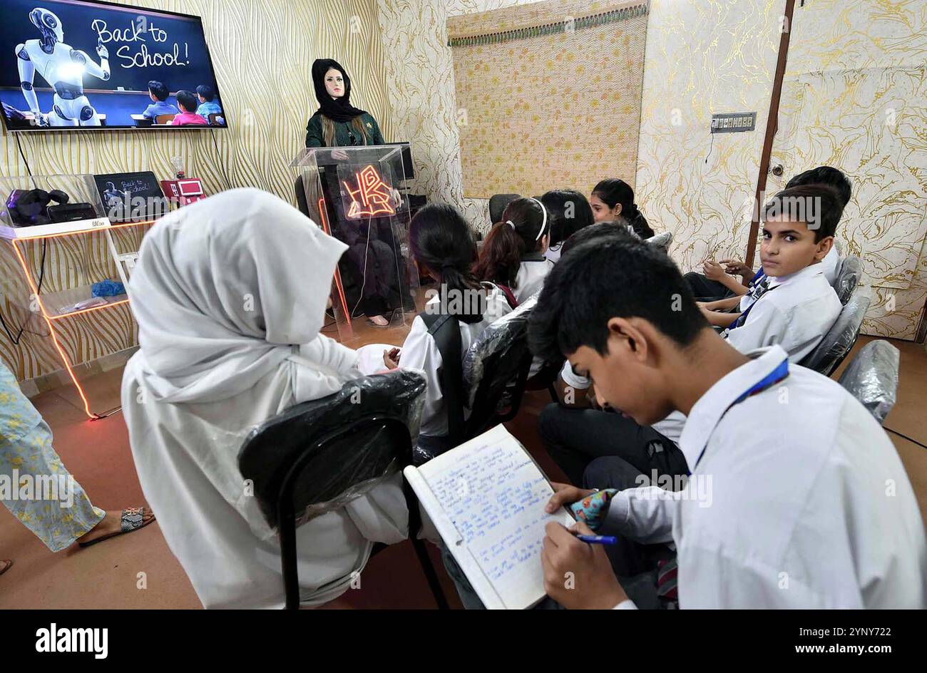 Professeur de robot alimenté PAR IA, nommé Anny, pour aider les élèves de cinquième année dans des matières comme les mathématiques, les sciences et les langues pendant leur classe dans une école privée renommée de Karachi le mercredi 27 novembre 2024. Une école privée de Karachi a introduit un robot enseignant alimenté par IA qui, pour la première fois, répond rapidement aux questions des élèves et les familiarise avec la technologie moderne. Le campus Isphani de l'école Happy Palace à Gulshan-e-Iqbal a nommé son premier professeur de robotique IA, officiellement nommé Miss Anny, avec son intronisation officielle le 1er novembre. Banque D'Images