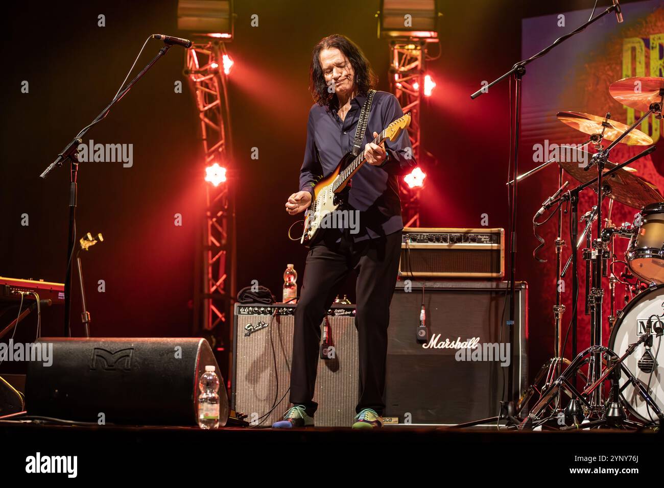 Fontaneto d'Agogna Italie. 26 novembre 2024. ROBBEN FORD, guitariste américain de blues, jazz et rock, se produit en direct sur scène à Phenomena lors du 'Dragon Tales Tour 2024'. Banque D'Images