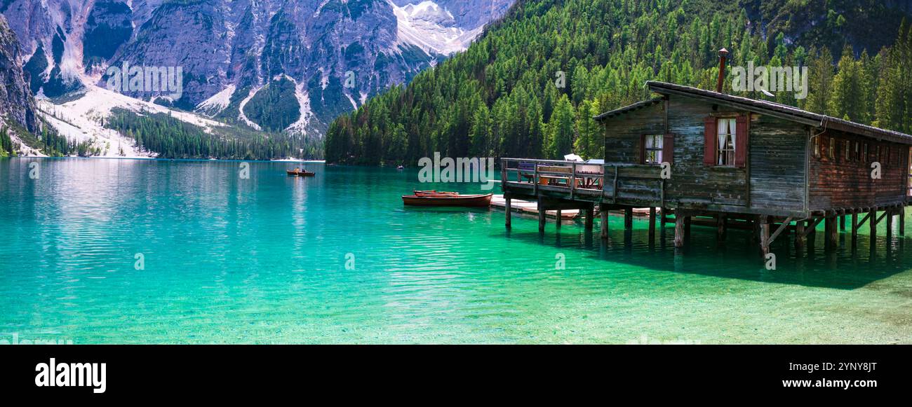Tyrol du sud, Italie. L'un des plus beaux lacs alpins de montagne - magique Lago di Braies, entouré par les Dolomites montagnes. Banque D'Images