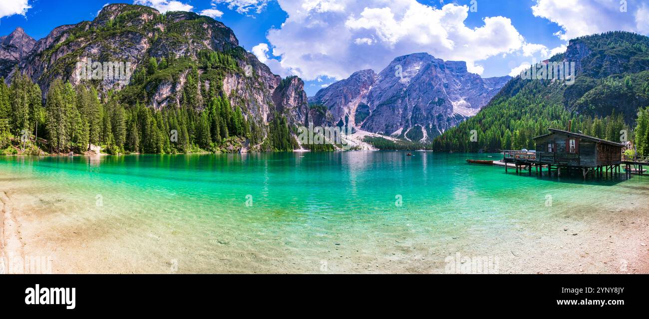 Italie, Tyrol du Sud. L'un des plus beaux lacs alpins de montagne - magique Lago di Braies, entouré par les Dolomites montagnes. Banque D'Images