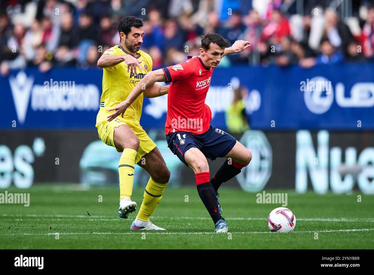 Ante Budimir de CA Osasuna dut pour le ballon avec Raul Albiol de Villarreal CF lors du match LaLiga EA Sports entre CA Osasuna contre Villarreal CF A. Banque D'Images