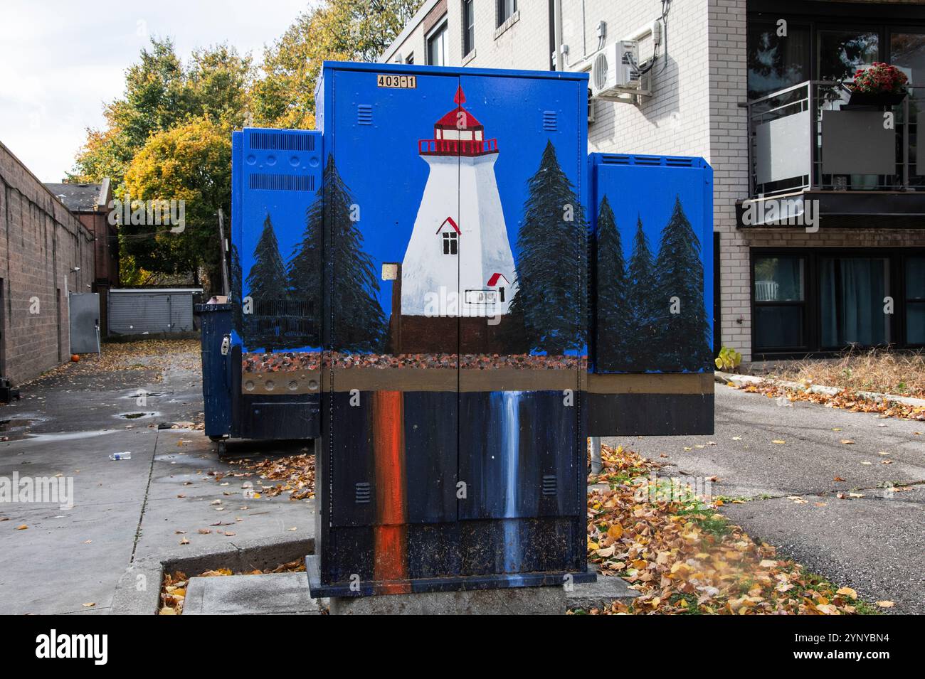 Fresque murale de phare sur un boîtier de contrôle de la circulation électrique sur la rue Burlington à Etobicoke, Toronto, Ontario, Canada Banque D'Images