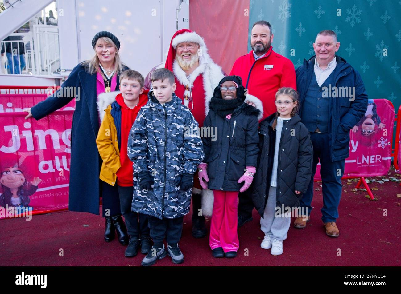 Edimbourg, Ecosse, mercredi 27 novembre 2024 au LNER Big Wheel aujourd'hui Val Walker, Edinburgh City Council culture Convener Santa, représentants du LNER, Richard Ellis, responsable des adhésions à la Chambre de commerce d'Edimbourg et étudiants de l'Université Hull ChildrenÕs. Le LNER Big Wheel surplombe les gratte-ciel d'Édimbourg à 46 m de haut, offrant aux passagers une perspective unique de la ville spectaculaire avec sa vieille ville historique, le château d'Édimbourg et le siège de ArthurÕs, ainsi que des vues étincelantes en soirée sur les attractions de Noël de EdinburghÕs. Ouvert à partir de 10h C 22h, le LNER Big Wh Banque D'Images