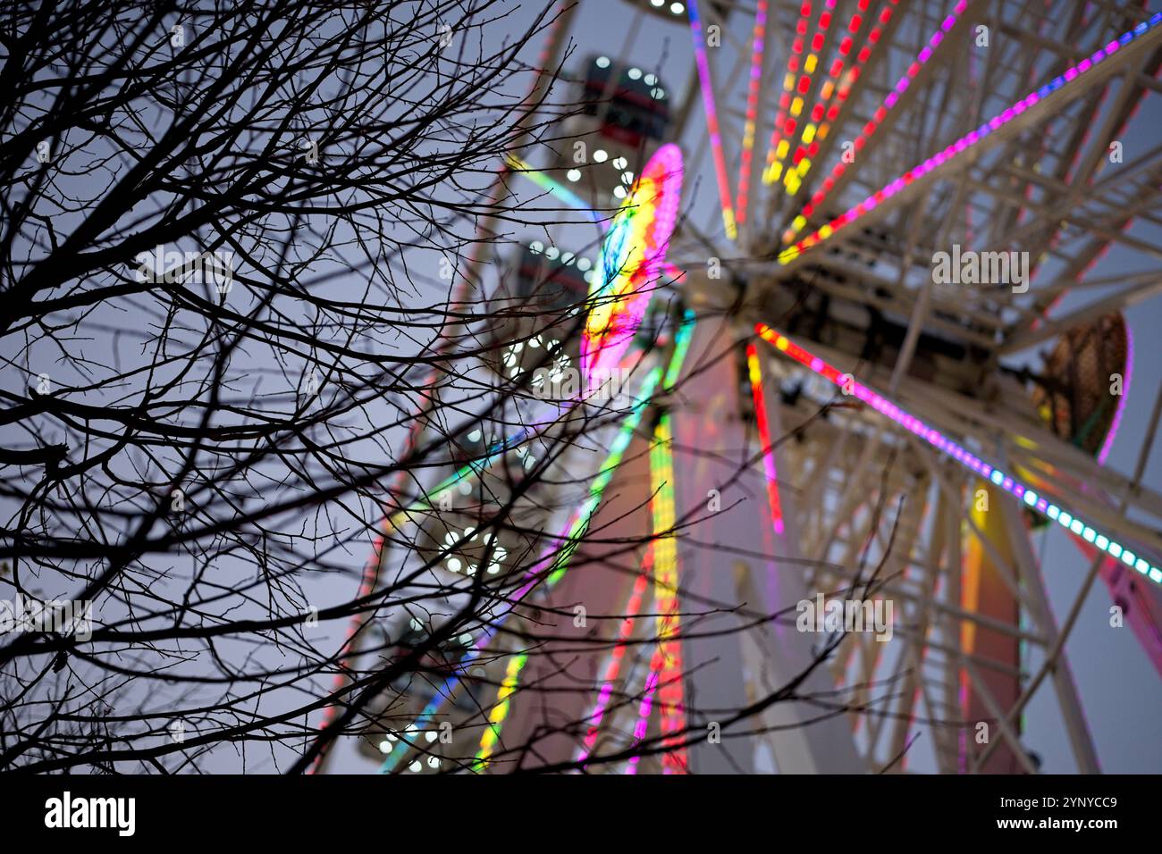 Edimbourg, Écosse, mercredi 27 novembre 2024 la Grande roue LNER surplombe les gratte-ciel d'Edimbourg à 46 m de hauteur, offrant aux passagers une perspective unique de la ville spectaculaire avec sa vieille ville historique, son château d'Edimbourg et son siège ArthurÕs, ainsi que des vues étincelantes en soirée sur les attractions de Noël de EdinburghÕs. Ouvert à partir de 10h C 22h, le LNER Big Wheel illuminera le centre-ville jusqu’au samedi 04 janvier 2025. L’opérateur ferroviaire, LNER, relie facilement des millions de clients à la capitale écossaise chaque année et sponsorisera la Grande roue à EdinburghÕs Chris Banque D'Images