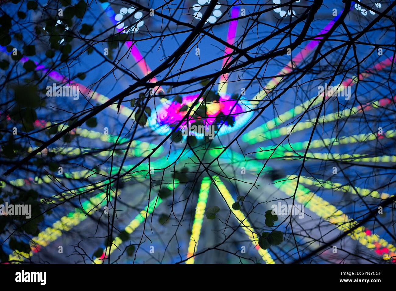 Edimbourg, Écosse, mercredi 27 novembre 2024 la Grande roue LNER surplombe les gratte-ciel d'Edimbourg à 46 m de hauteur, offrant aux passagers une perspective unique de la ville spectaculaire avec sa vieille ville historique, son château d'Edimbourg et son siège ArthurÕs, ainsi que des vues étincelantes en soirée sur les attractions de Noël de EdinburghÕs. Ouvert à partir de 10h C 22h, le LNER Big Wheel illuminera le centre-ville jusqu’au samedi 04 janvier 2025. L’opérateur ferroviaire, LNER, relie facilement des millions de clients à la capitale écossaise chaque année et sponsorisera la Grande roue à EdinburghÕs Chris Banque D'Images