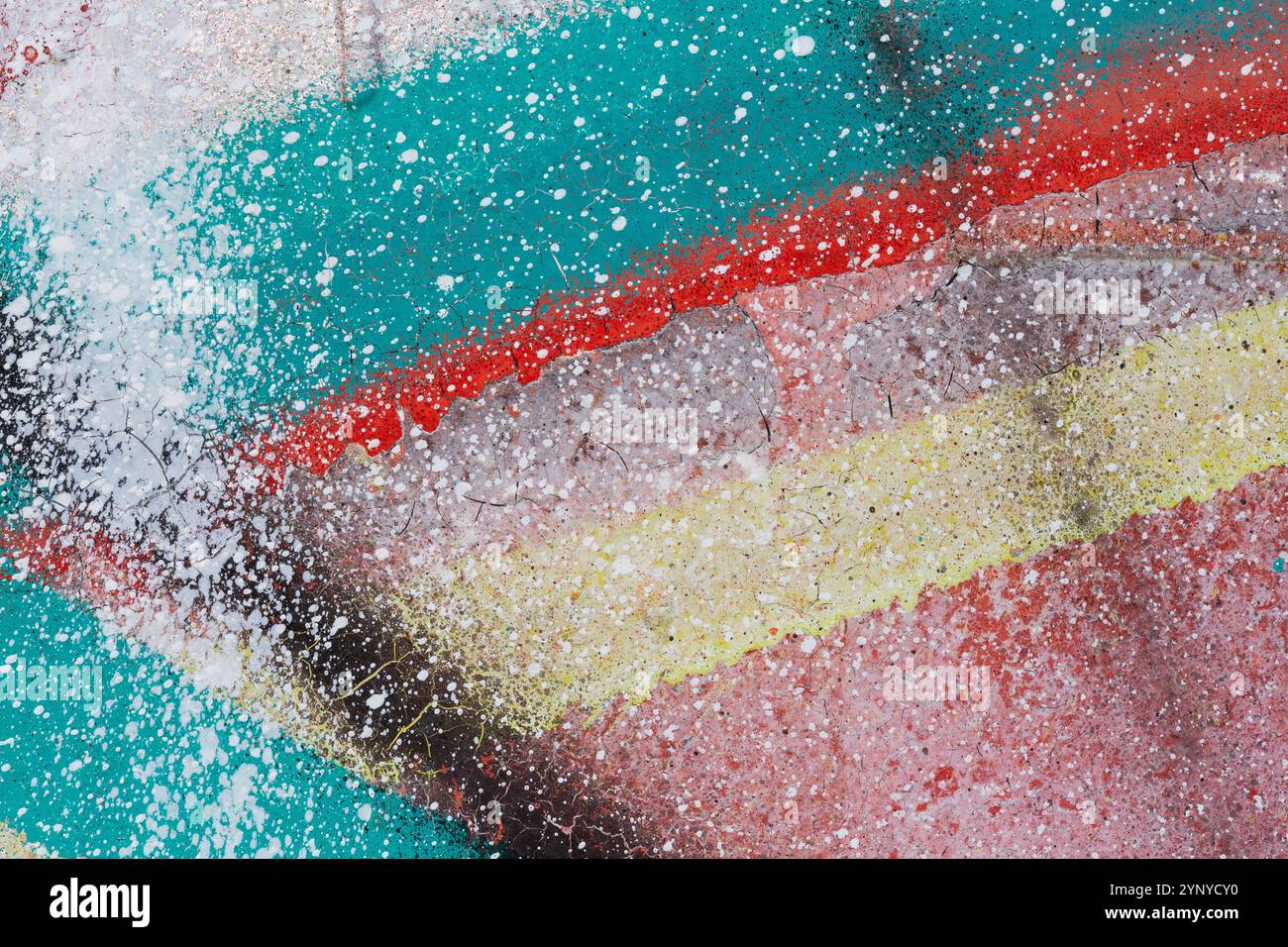 Macro gros plan d'un spray peint coloré pour mur avec des éclaboussures. Fond de graffiti éclaboussé texturé plein cadre abstrait avec espace de copie. Banque D'Images