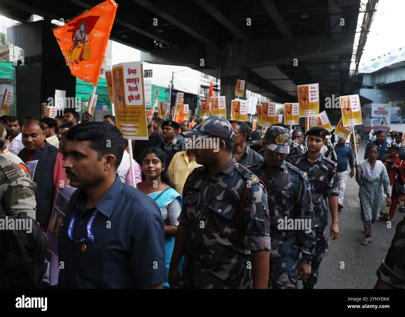 Kolkata, Bengale occidental, Inde. 27 novembre 2024. Les militants du Bharatiya Janata Party (BJP) crient des slogans et portent des pancartes lors d'un rassemblement de protestation contre le Haut-commissariat du Bangladesh à Kolkata, en Inde, le 27 novembre 2024. La manifestation est organisée en réponse à la récente arrestation par la police de Dhaka du prêtre d'ISKCON Bangladesh Chinmoy Krishna Das. (Crédit image : © Rupak de Chowdhuri/ZUMA Press Wire) USAGE ÉDITORIAL SEULEMENT! Non destiné à UN USAGE commercial ! Banque D'Images