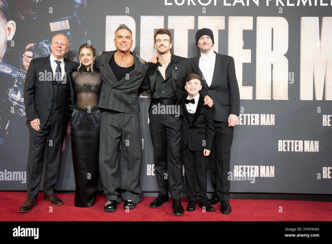 (De gauche à droite) Steve Pemberton, Raechelle Banno, Robbie Williams, Jonno Davies, carter J. Murphy et Michael Gracey assistent à la première européenne de Better Man à Odeon luxe, Leicester Square, Londres. Date de la photo : mercredi 27 novembre 2024. Banque D'Images