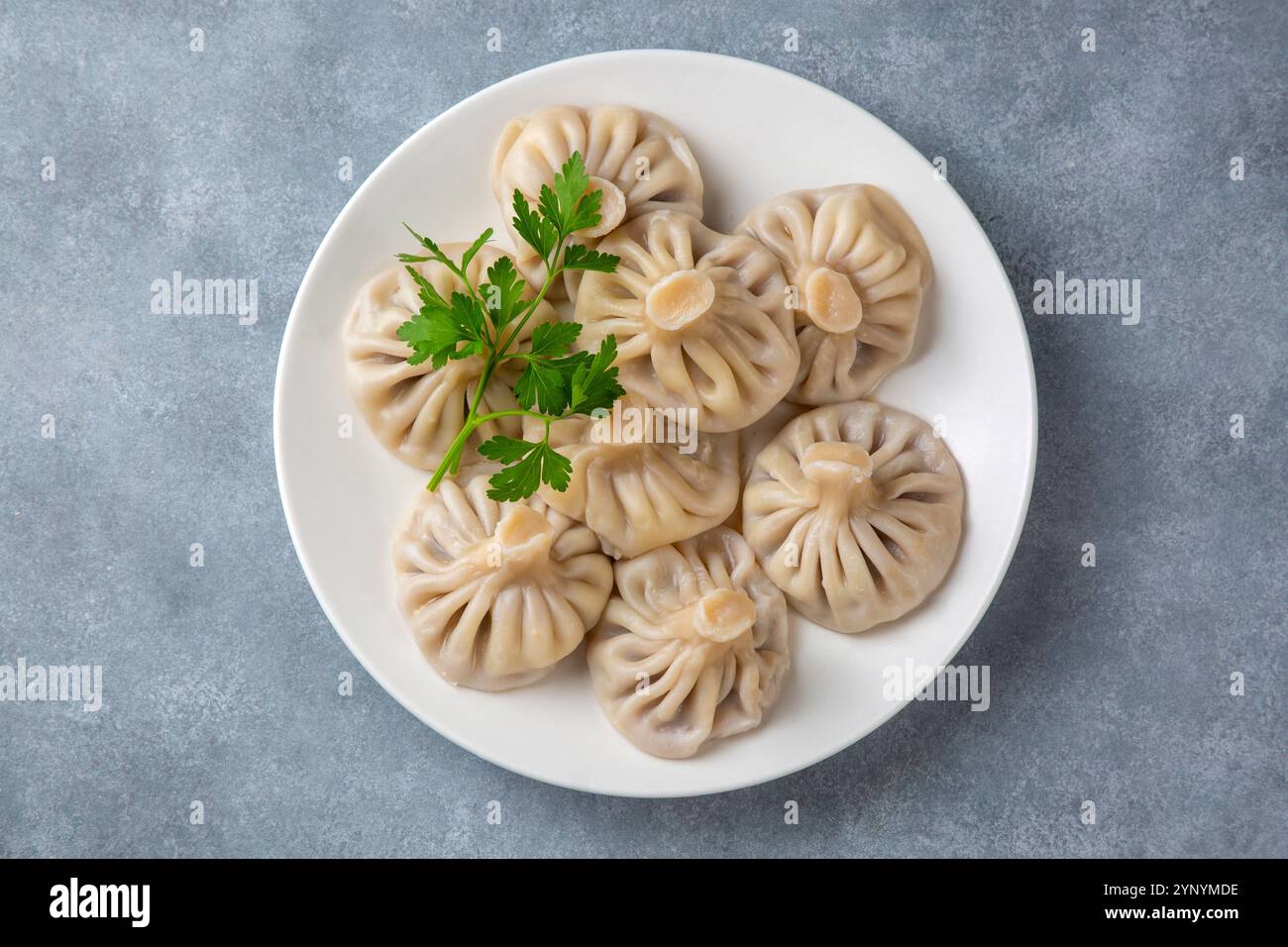 Plat traditionnel géorgien khinkali - hinkali - khinkali bouilli avec de l'agneau ou du bœuf ou du fromage Banque D'Images