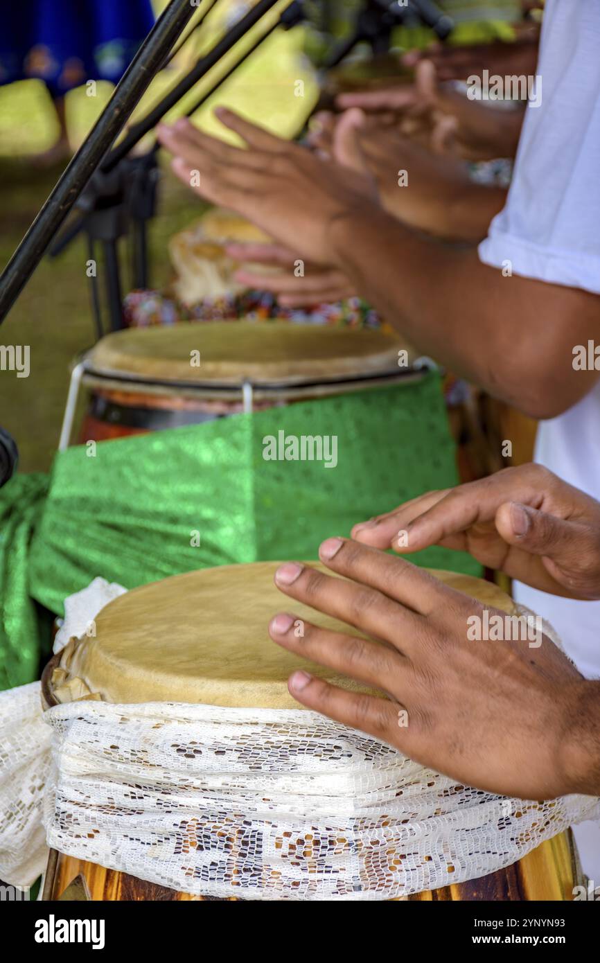 Mains jouant plusieurs tambours atabaques décorés de tissu utilisé lors d'une cérémonie religieuse Umbanda au Brésil Belo Horizonte, Minas Gerias, Bra Banque D'Images Mains jouant plusieurs tambours atabaques décorés de tissu utilisé lors d'une cérémonie religieuse Umbanda au Brésil Belo Horizonte, Minas Gerias, Bra Banque D'Images