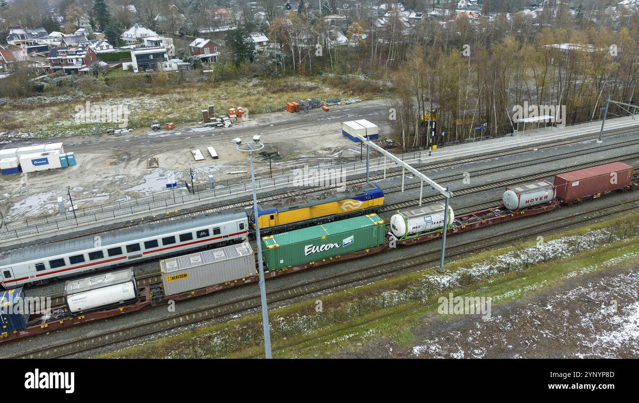 OLDENZAAL, PAYS-BAS, 2 DÉCEMBRE 2023 : vue aérienne d'une locomotive des chemins de fer néerlandais (NS) devant certains wagons de voyageurs des chemins de fer allemands (DB) Banque D'Images