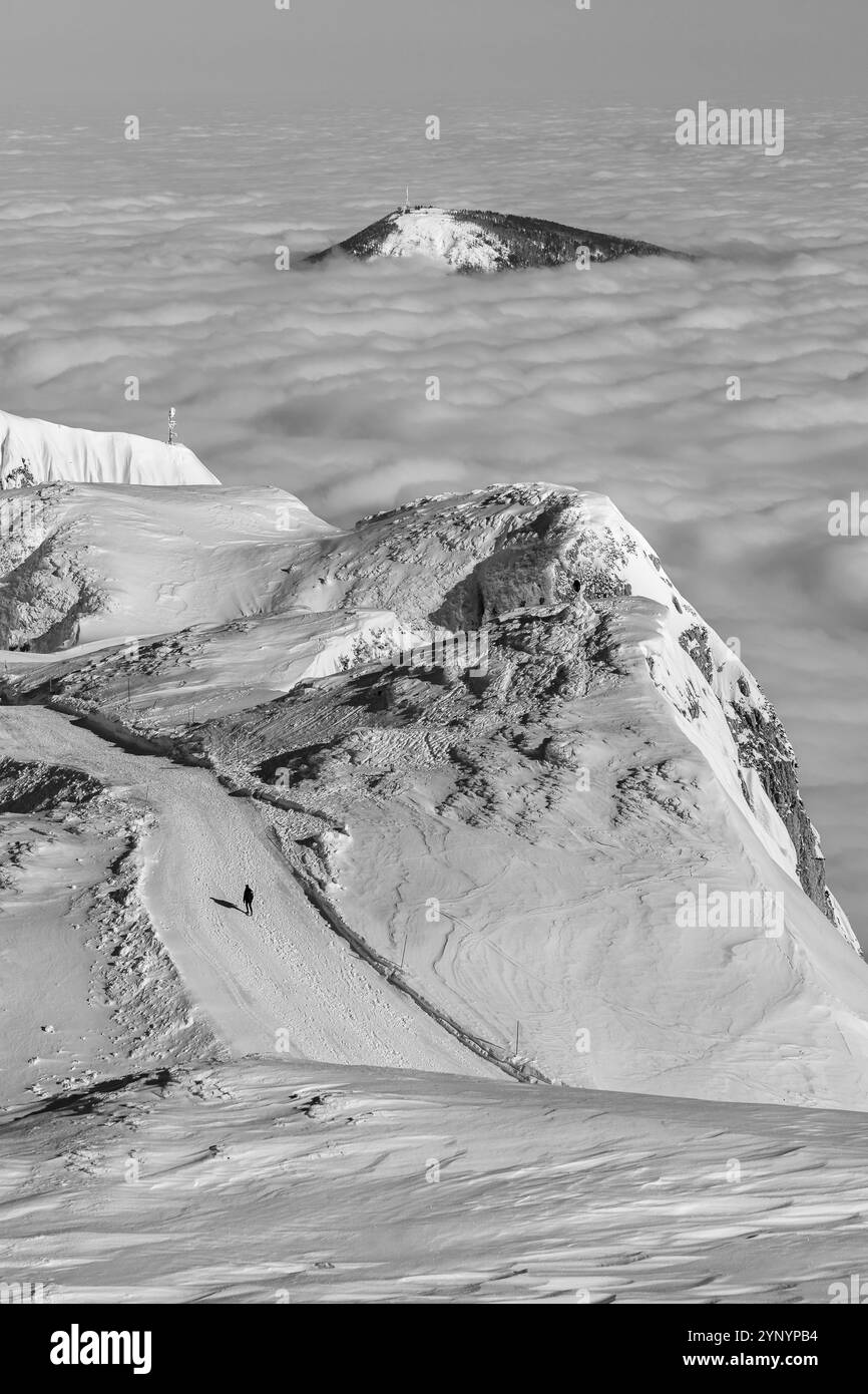 Salzburger Hochthron en hiver au-dessus des nuages en noir et blanc Banque D'Images