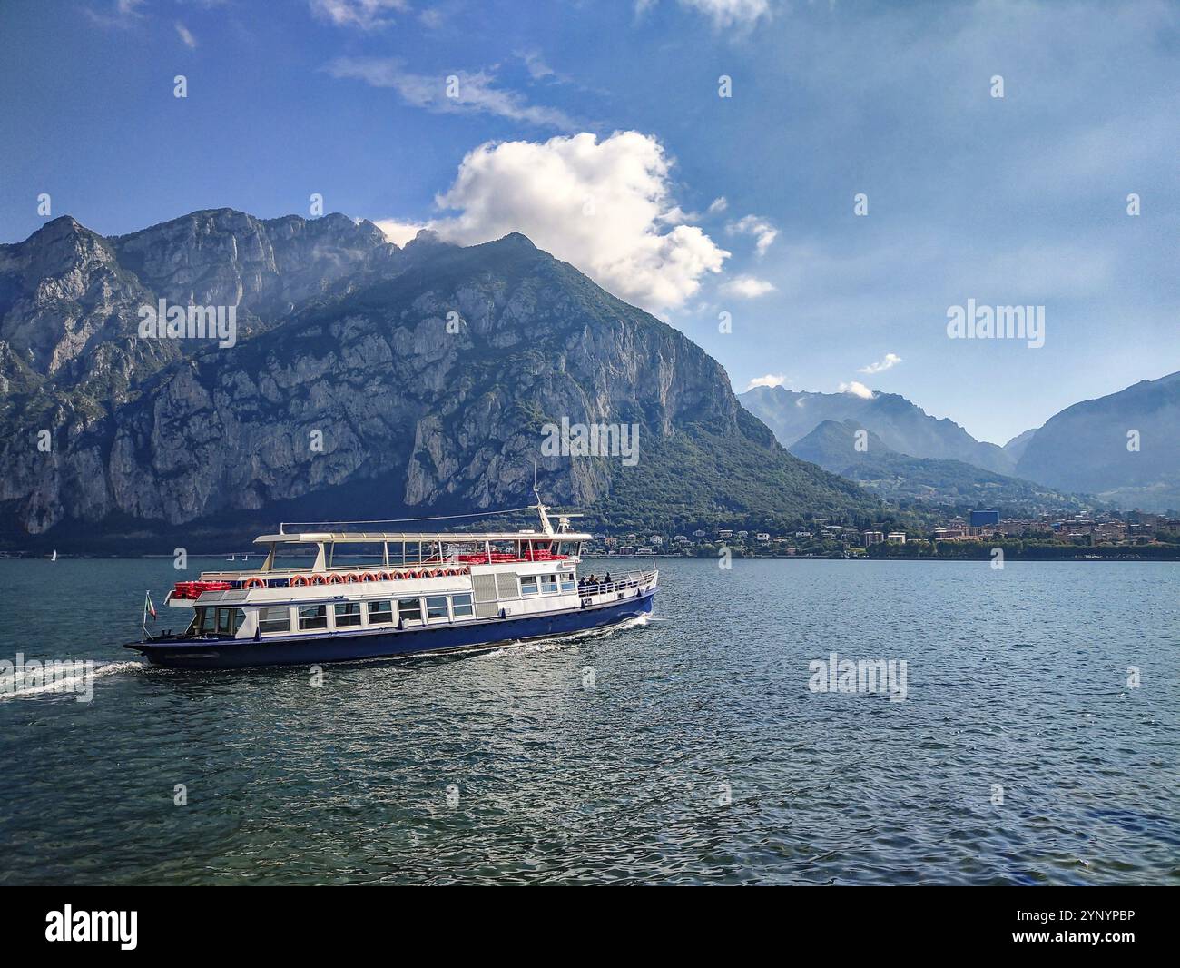 Ferry sur le lac de Côme dans un matin d'été Banque D'Images Ferry sur le lac de Côme dans un matin d'été Banque D'Images