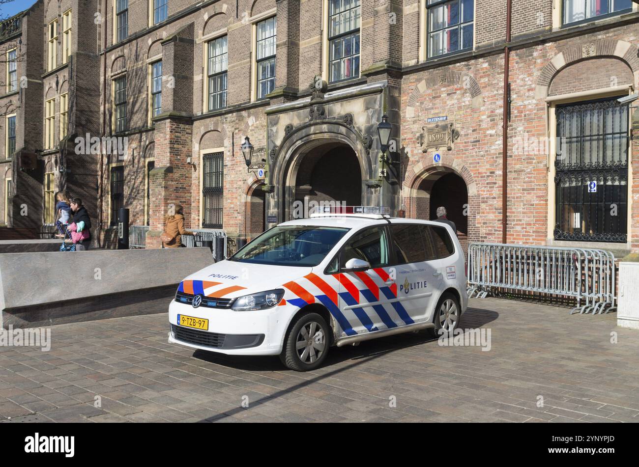 LA HAYE, PAYS-BAS, 28 MARS 2016 : voiture de police devant le Binnenhof, le village du parlement néerlandais Banque D'Images