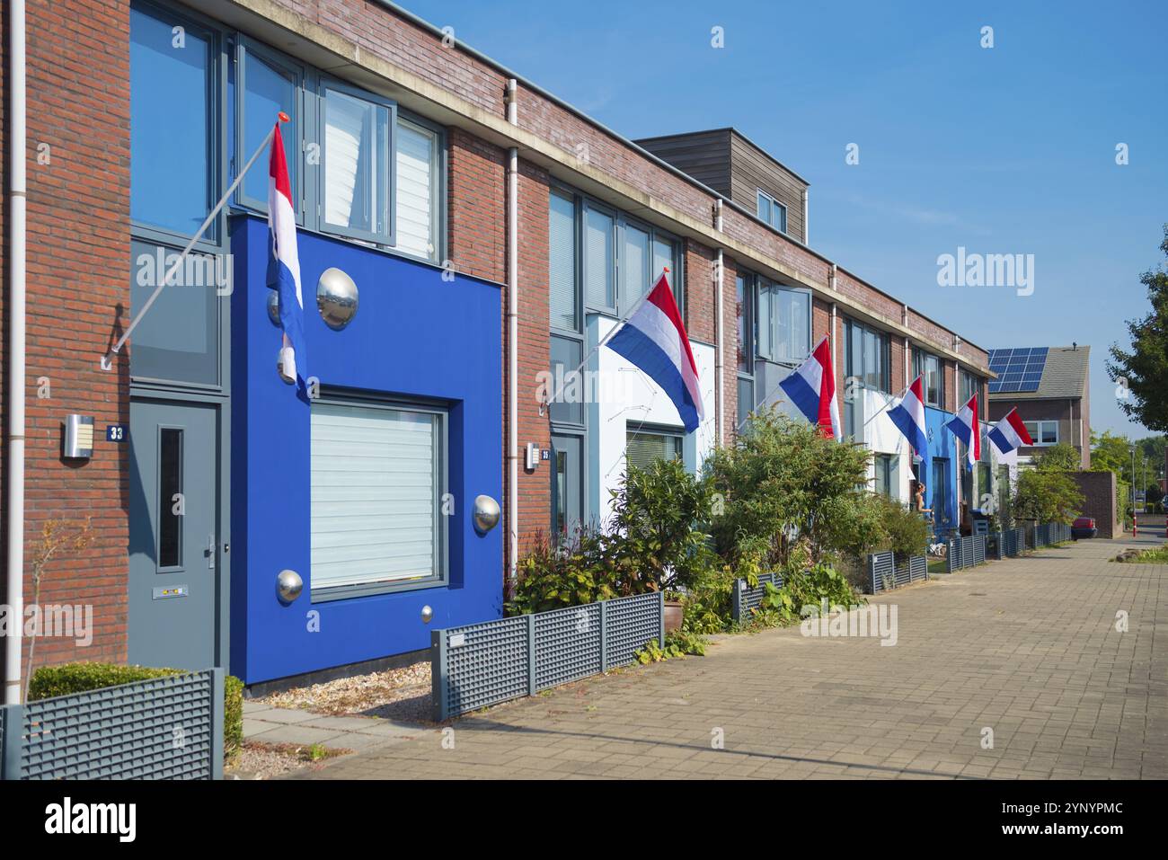 Quartier résidentiel avec des drapeaux hollandais accrochés à l'extérieur pendant une fête nationale Banque D'Images