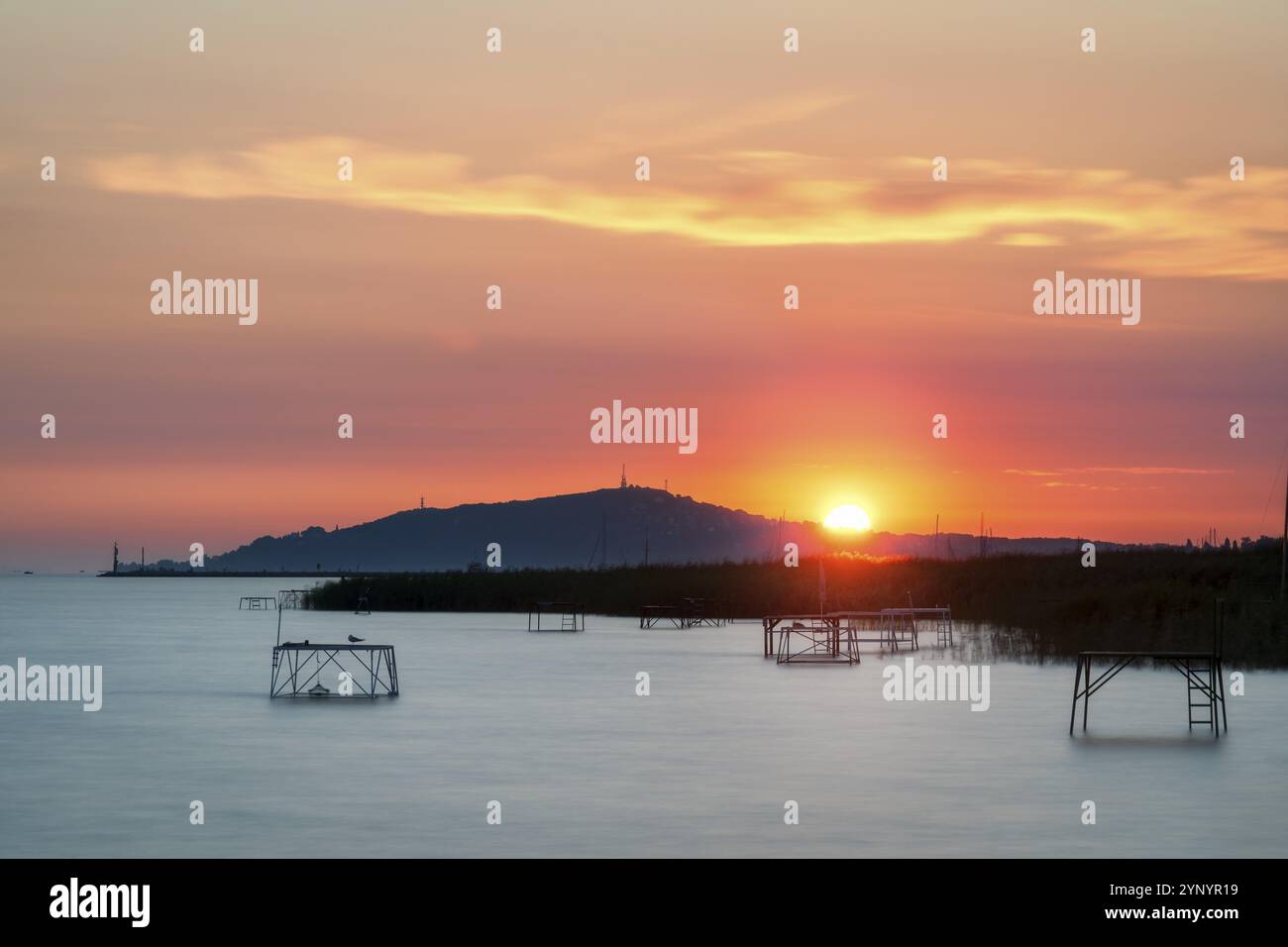 Lever de soleil sur la ville de Fonyod au lac Balaton en Hongrie Banque D'Images