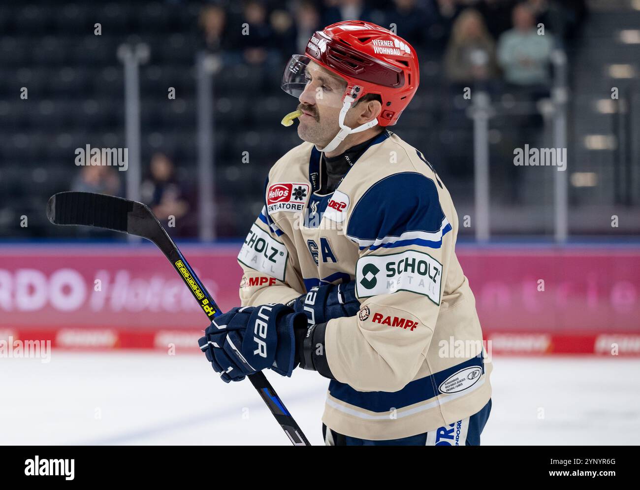 Daryl Boyle (Schwenninger Wild Wings, no 6). GER, EHC Red Bull Muenchen v. Schwenninger Wild Wings, Eishockey, DEL, 20. Spieltag, saison 2024/2025, 26.11.2024. Foto : Eibner-Pressefoto/Heike Feiner Banque D'Images