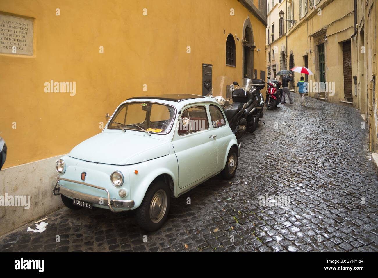 ROME, ITALIE, 18 OCTOBRE 2016 : petite Fiat 500 vintage garée dans le centre-ville Banque D'Images