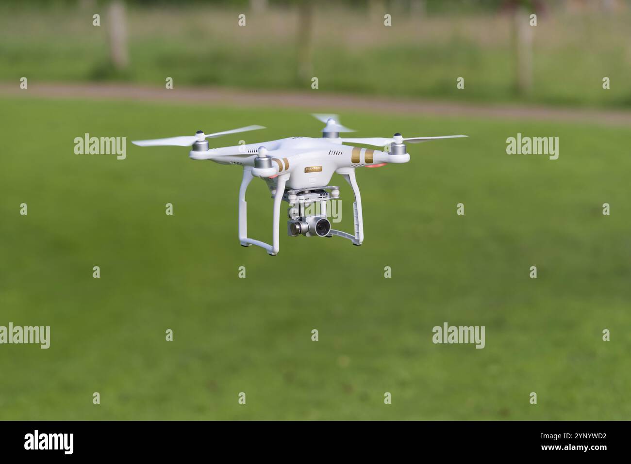 OLDENZAAL, PAYS-BAS, 19 JUIN 2016 : drone DJI Phantom avec caméra attachée volant bas au-dessus de l'herbe Banque D'Images