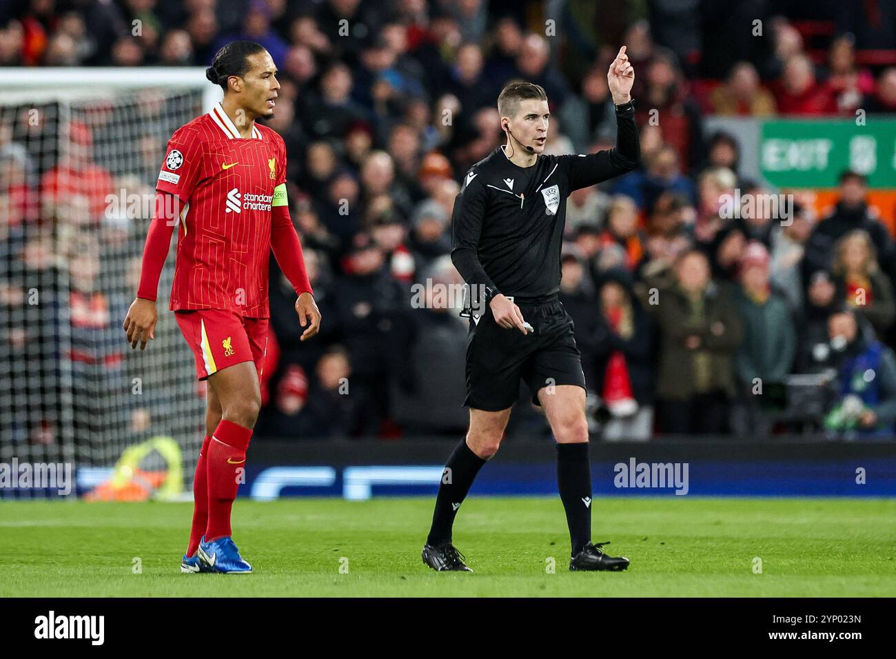 Liverpool, Royaume-Uni. 27 novembre 2024. L'arbitre François Letexier donne des instructions lors de l'UEFA Champions League, League phase MD5 Liverpool v Real Madrid à Anfield, Liverpool, Royaume-Uni, 27 novembre 2024 (photo Mark Cosgrove/News images) à Liverpool, Royaume-Uni, le 27/11/2024. (Photo de Mark Cosgrove/News images/SIPA USA) crédit : SIPA USA/Alamy Live News Banque D'Images