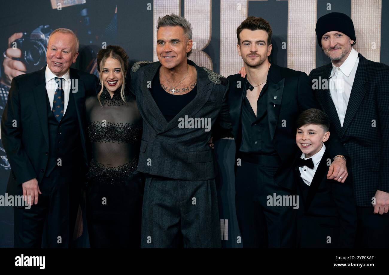 LONDRES, ANGLETERRE - NOVEMBRE 27 : Steve Pemberton. Raechelle Banno, Robbie Williams, Jonno Davies, Michael Gracey et carter J Murphy assistent à la première européenne de "Better Man" à l'Odeon luxe Leicester Square le 27 novembre 2024 à Londres, en Angleterre. (Photo de Lounis Tiar / Alamy Live News) Banque D'Images